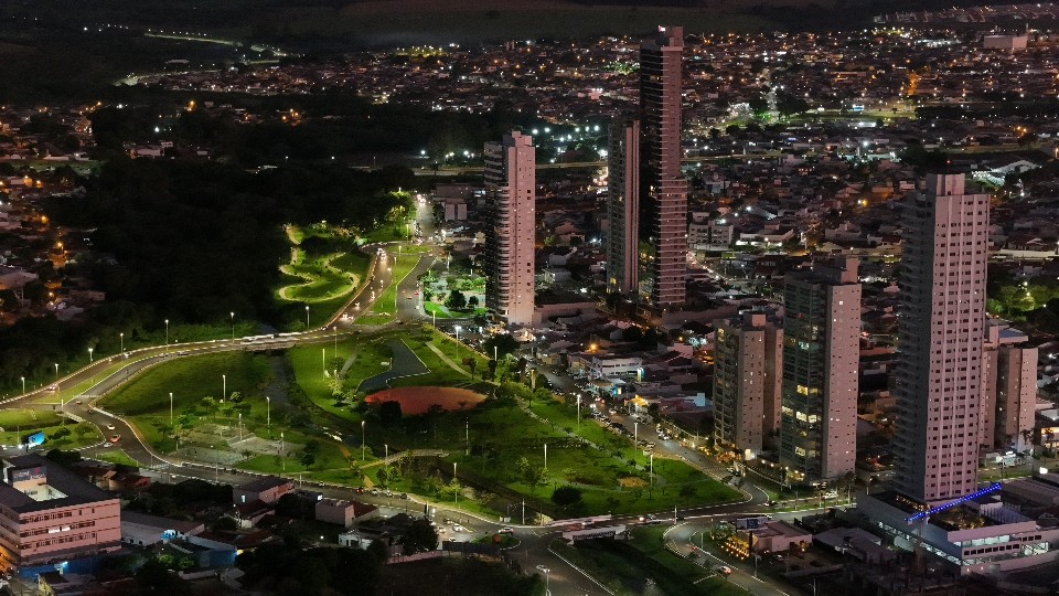 Skyline de Rio Verde com prédios verticais e guindastes de construção