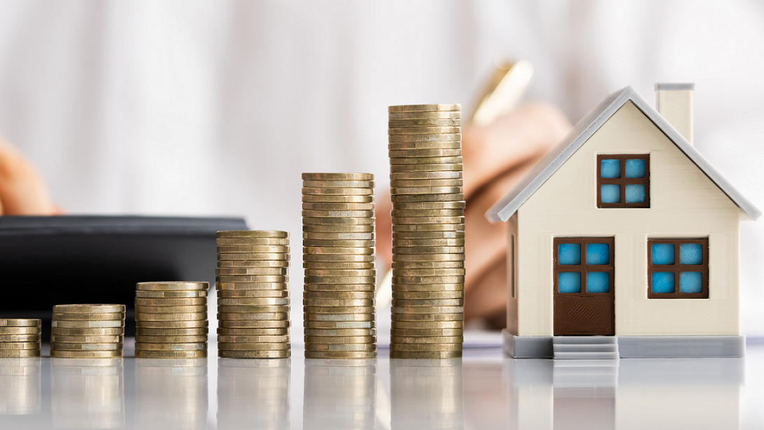 Fachadas de prédios residenciais modernos em tons neutros e vermelho