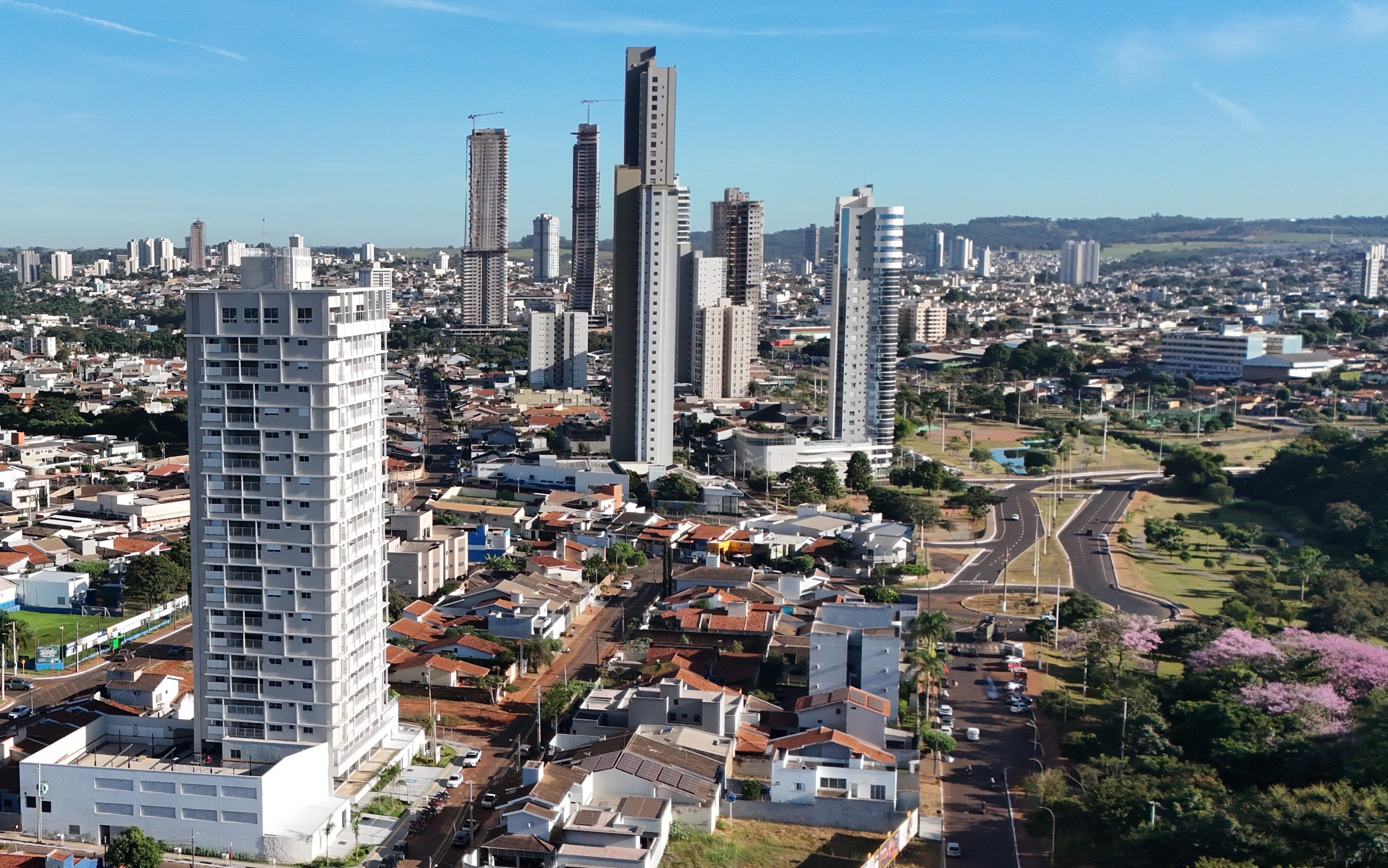 Skyline de Rio Verde com prédios verticais e guindastes de construção